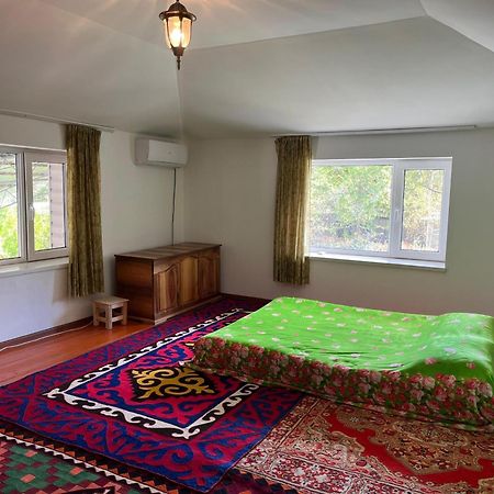 Toktogul Ghesthouse Hotel Екстериор снимка