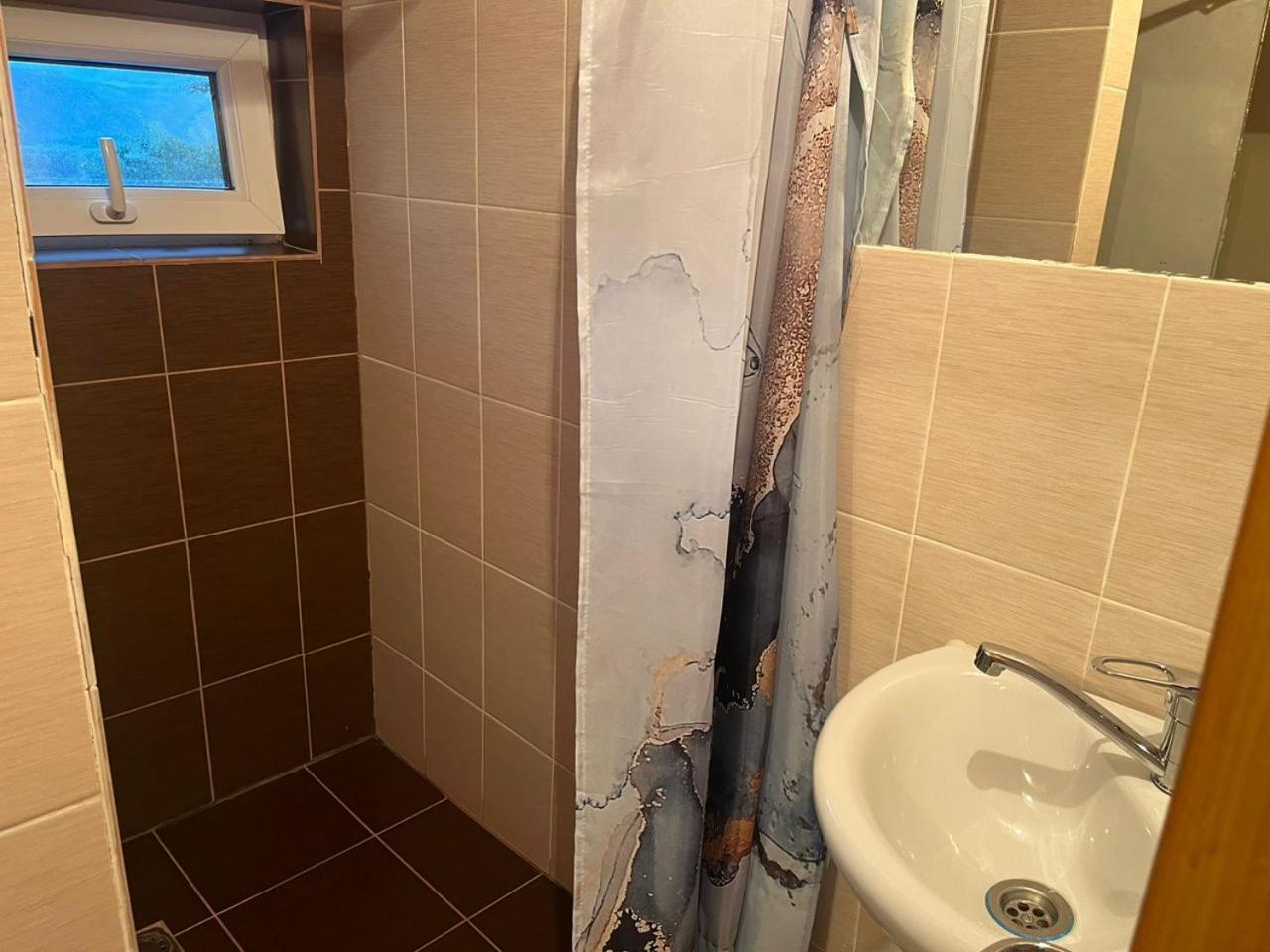 Toktogul Ghesthouse Hotel Екстериор снимка