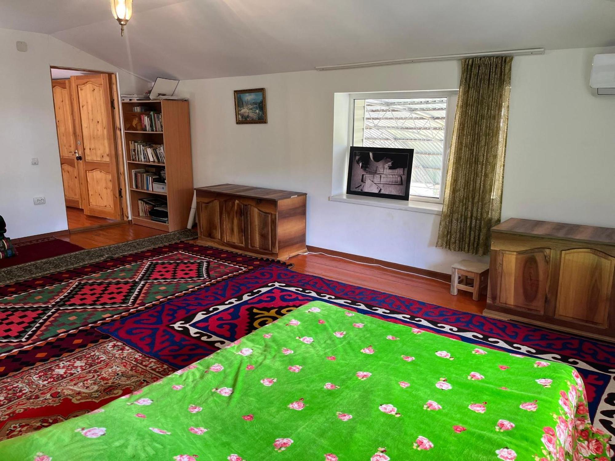 Toktogul Ghesthouse Hotel Екстериор снимка
